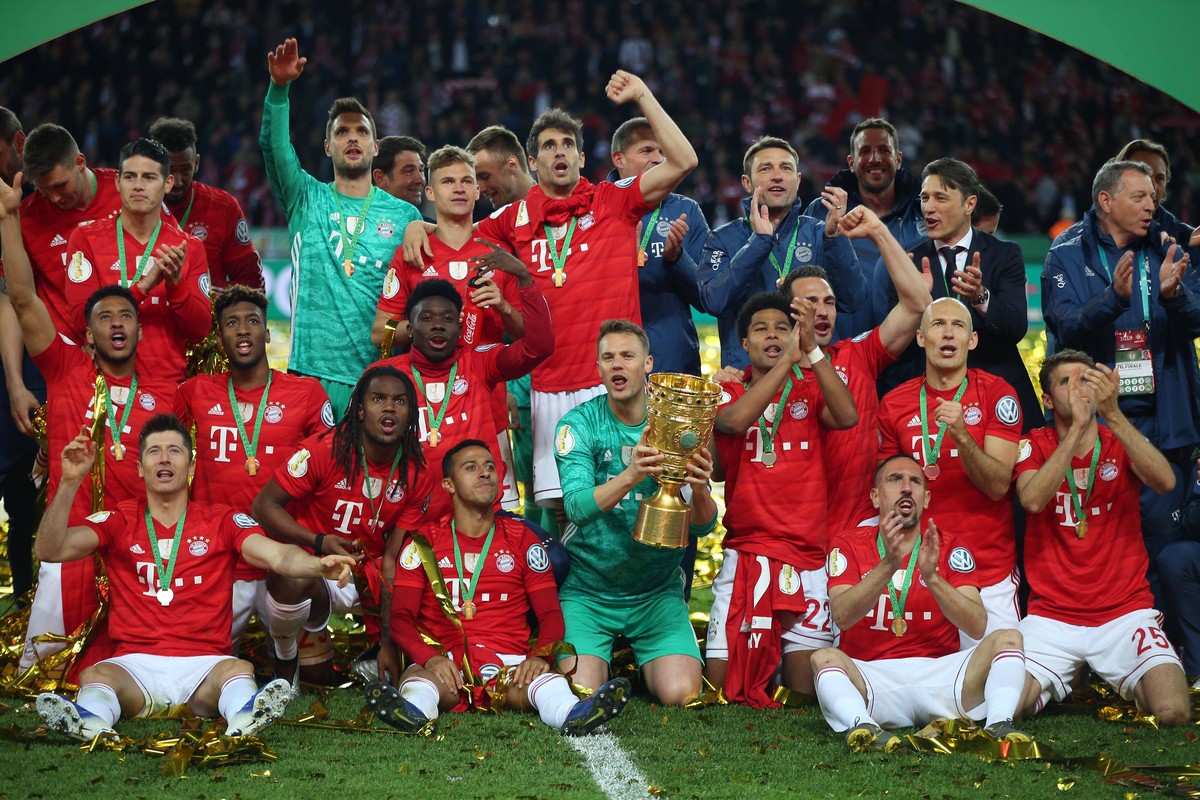 Siegerfoto, Pokalsieger der Mannschaft, Robert Lewandowski 9 (FC Bayern Muenchen), Joshua Kimmich 32 (FC Bayern Muenchen), Manuel Neuer 1 (FC Bayern Muenchen), Franck Ribery 7 (FC Bayern Muenchen), Se ...