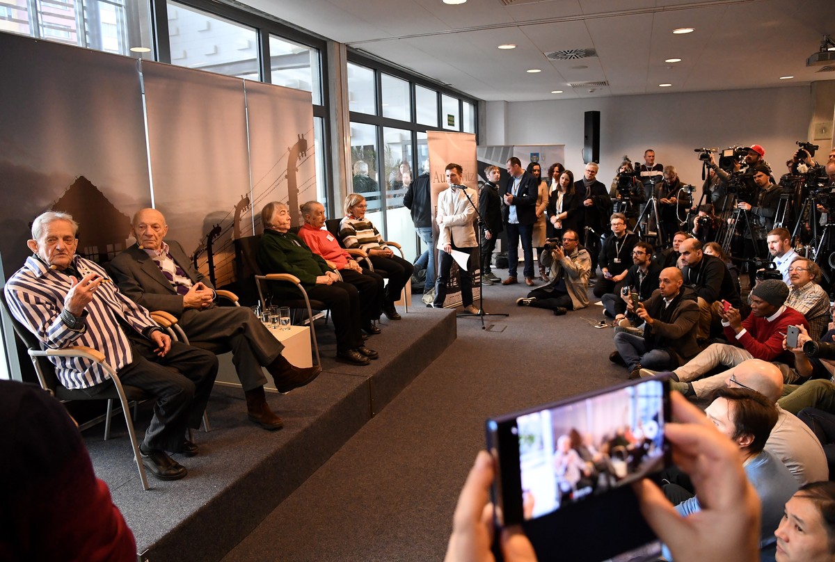 Igor Malickij (l-r), David Lewin, Ksenija Olchowa, Lidia Turowskaja und Maria Hörl, Überlebende des Konzentrations- und Vernichtungslagers Auschwitz, treffen sich vor der Gedenkfeier anlässlich des 75 ...