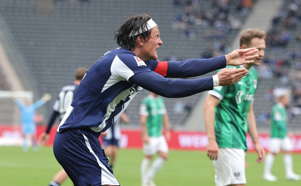 Fabian Reese schimpft mit Mitspielern / Aktion / Oberk�rper / / Fu�ball Fussball / DFL 2.Bundesliga Herren / 8. Spieltag Saison 2025/2026 / 04.10.2025 / Hertha BSC Berlin vs. Preu�en M�nster / DFL reg ...