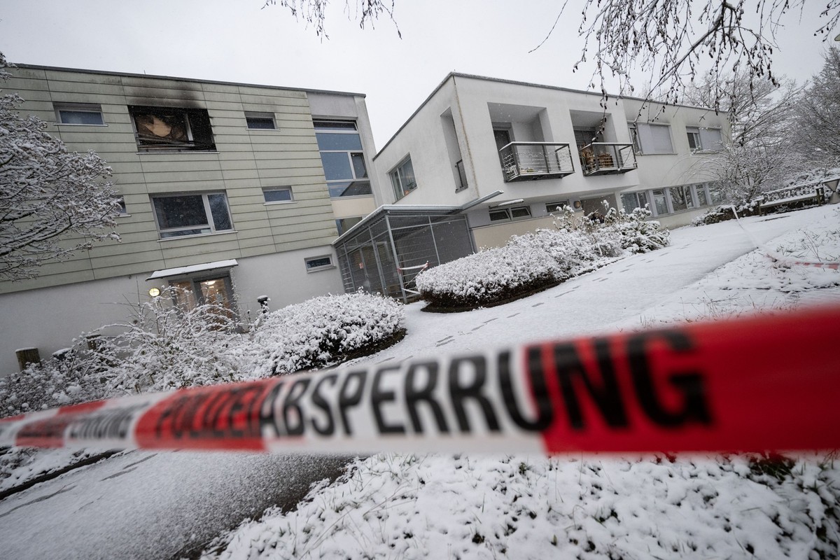 18.01.2023, Baden-Württemberg, Reutlingen: Polizeiabsperrband ist nach einem Brand in einer Pflegeeinrichtung um Teile des Gebäudes angebracht worden. Nach der Brandkatastrophe in einem Pflegeheim für ...