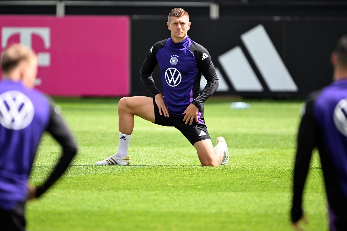 06.06.2024, Bayern, Herzogenaurach: Fußball: Nationalmannschaft, vor dem EM-Test gegen Griechenland, Training. Deutschlands Toni Kroos in Aktion während des Trainings. Foto: Federico Gambarini/dpa +++ ...