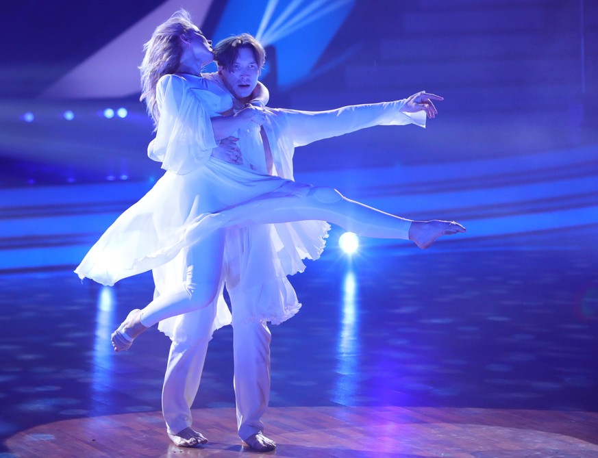Ilse DeLange, Sängerin, und Evgeny Vinokurov, Profitänzer, tanzen während der 8. Show der 14. Staffel der RTL Tanzshow &quot;Let's Dance&quot;.