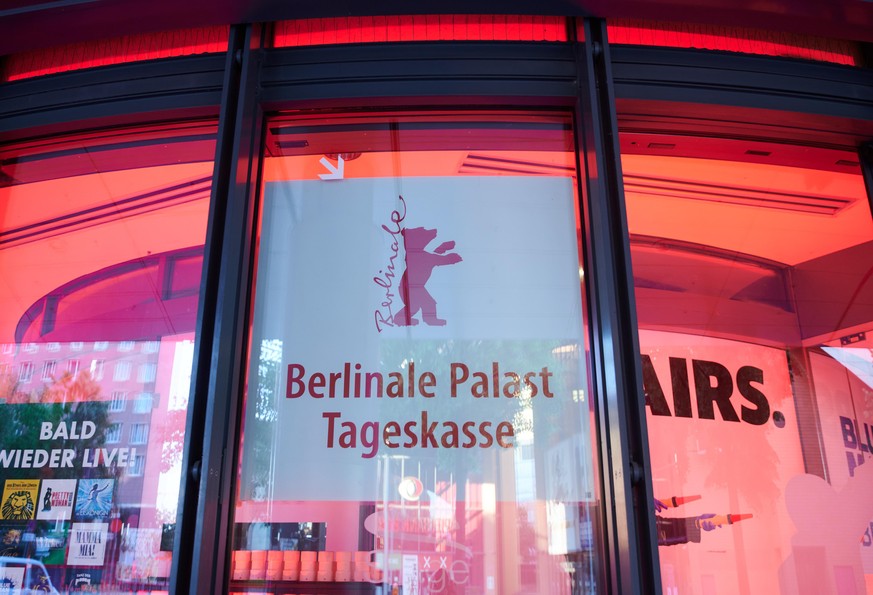 ARCHIV - 03.06.2021, Berlin: &quot;Berlinale Palast - Tageskasse&quot; steht auf einem Schild an der Scheibe eines Ladenlokals am Marlene-Dietrich-Platz. Der Ticketverkauf zur Sommerberlinale beginnt. ...