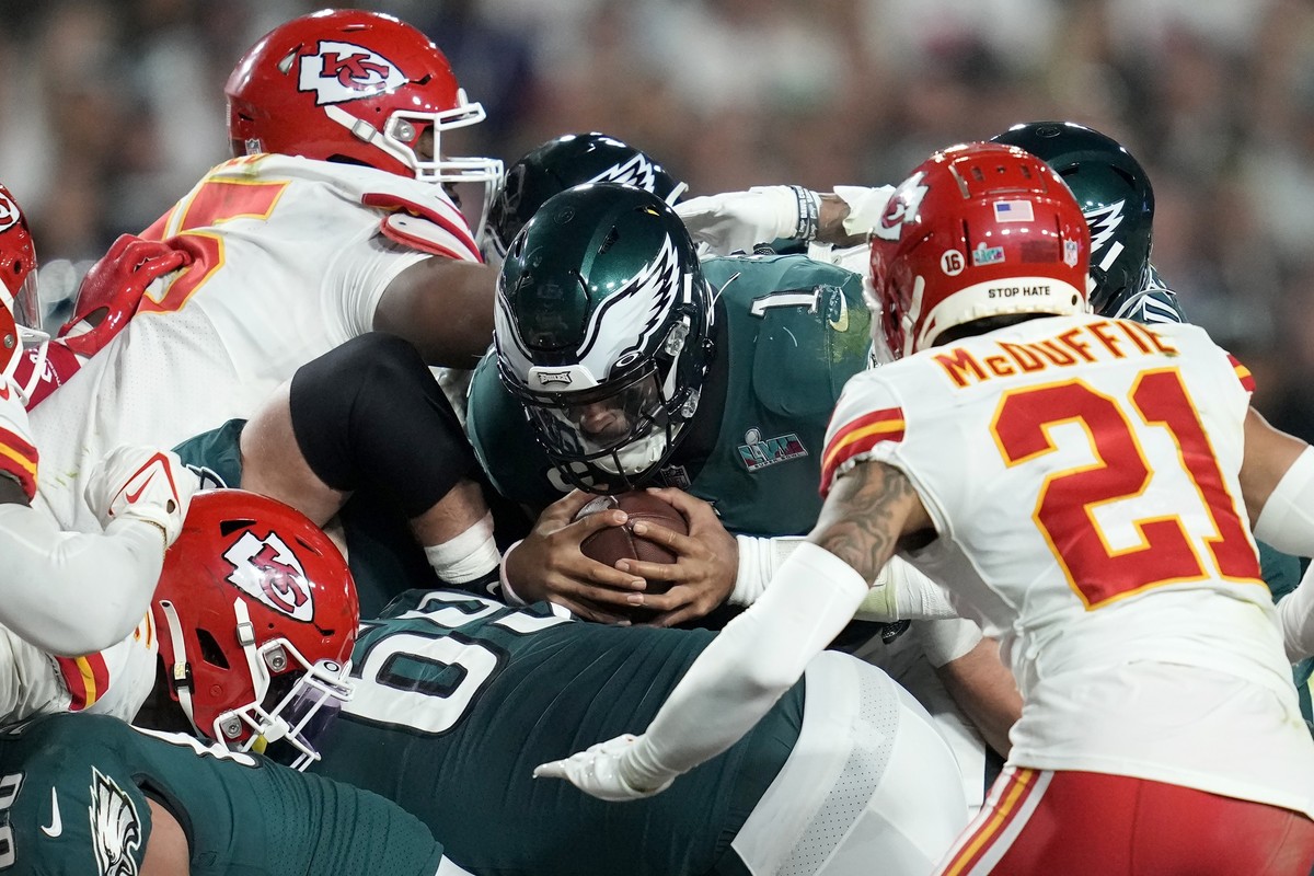ARCHIV - 12.02.2023, USA, Glendale: American Football; Profiliga NFL, Philadelphia Eagles - Kansas City Chiefs, Super Bowl im State Farm Stadium: Philadelphia Eagles-Quarterback Jalen Hurts (1) erzwin ...