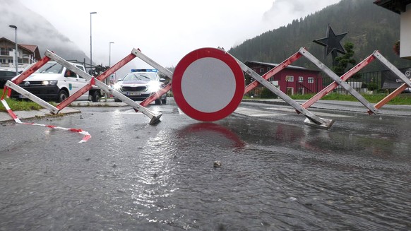 Heftige Unwetter, Starkregen und Sturzfluten ziehen seit den Morgenstunden über weite Teile Tirols. Besonders dramatisch ist die Situation im Ötztal. Die Ötztaler Ache führt hier ein 100-jähriges Hoch ...