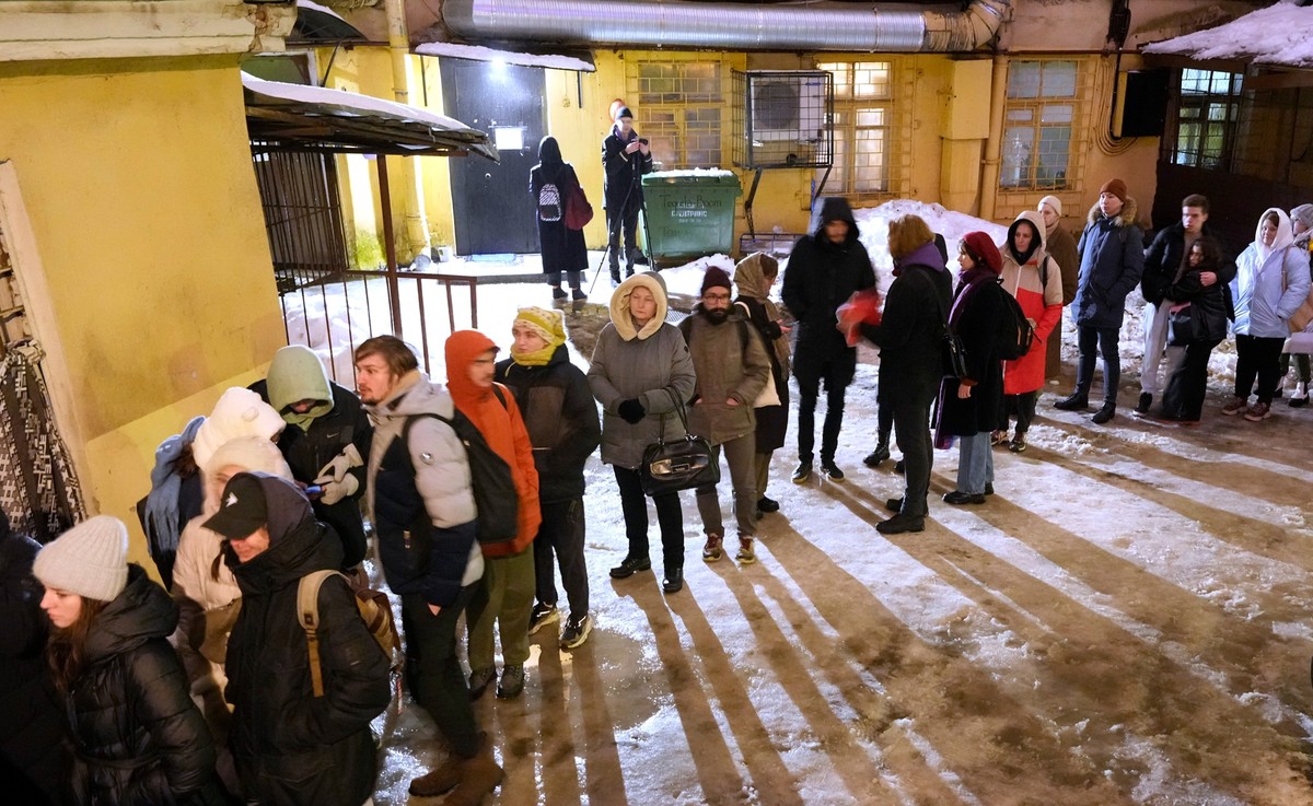 dpatopbilder - 23.01.2024, Russland, St. Petersburg: Menschen stehen an, um ihre Unterschriften für Boris Nadeschdin, einen liberalen russischen Politiker, der bei den Präsidentschaftswahlen im März k ...