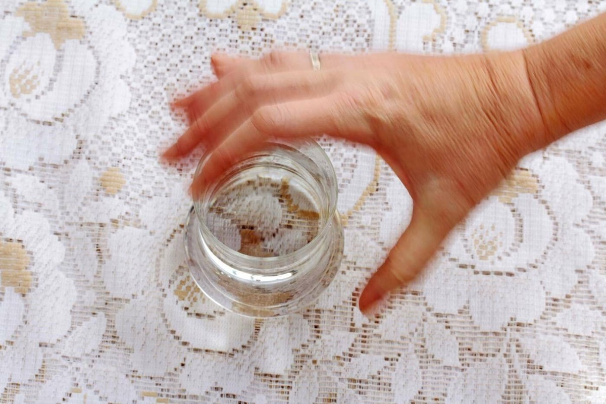 A woman with Parkinson s disease has very strong trembling hands, , model released, Symbolfoto , 18.01.2021, Copyright: xAstrid08x Panthermedia29261205.jpg