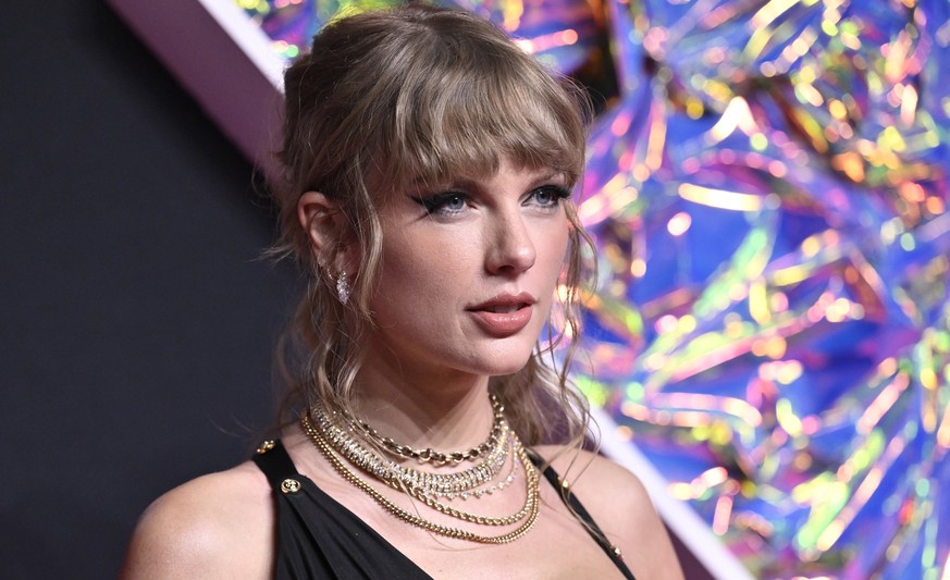 ARCHIV - 12.09.2023, USA, Newark: US-Sängerin Taylor Swift kommt zu den MTV Video Music Awards im Prudential Center. (zu dpa Filmemacher Shawn Levy lobt Taylor Swift als gutes Vorbild) Foto: Evan Agos ...