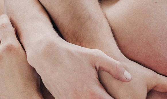 Gay couple embracing in bed model released Symbolfoto PUBLICATIONxINxGERxSUIxAUTxHUNxONLY VWF00051