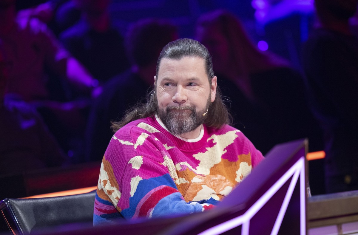 29.04.2023, Nordrhein-Westfalen, Köln: Rategast Rea Garvey, Sänger, sitzt am Ratepult in der Prosieben-Show «The Masked Singer». Foto: Thomas Banneyer/dpa +++ dpa-Bildfunk +++