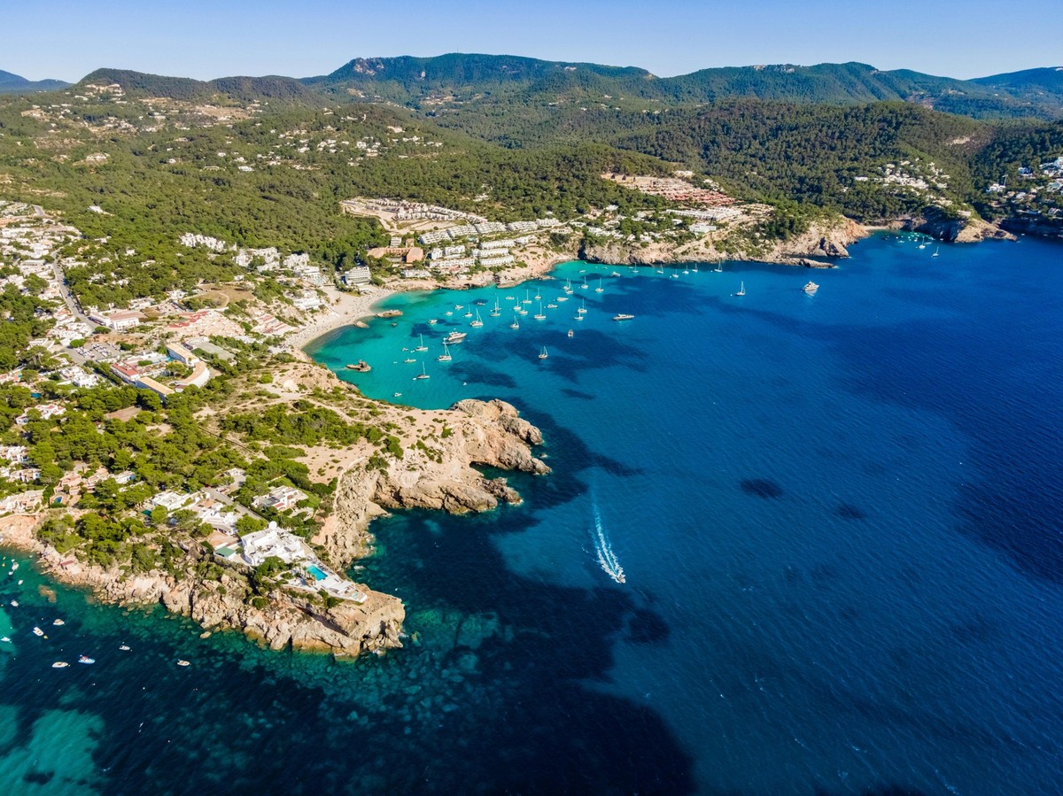 Eigentlich ein idyllischer Strand auf Ibiza in der Bucht Cala Tarida.