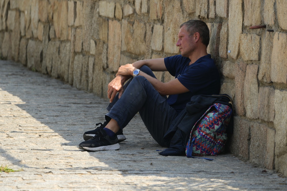 13.07.2022, Spanien, Madrid: Ein Mann sitzt bei hei
