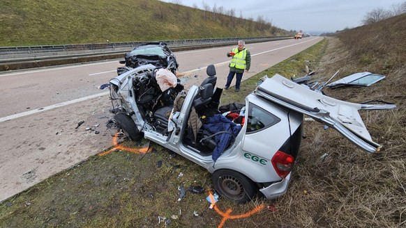 15.12.2023, Sachsen-Anhalt, Querfurt: Zerst�rte Fahrzeuge stehen auf der Autobahn A38 nach einem Geisterfahrerunfall mit mehreren Toten. Foto: Tobias Junghann�/dpa-Zentralbild/dpa +++ dpa-Bildfunk +++