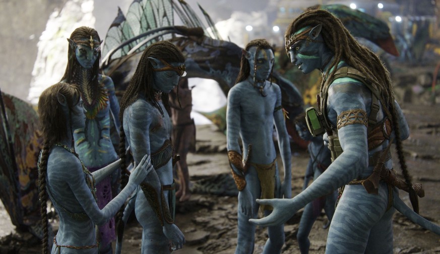 (L-R): Kiri, Neytiri, Neteyam, Lo&#039;ak, Tuk, and Jake Sully in 20th Century Studios&#039; AVATAR: THE WAY OF WATER. Photo courtesy of 20th Century Studios. © 2022 20th Century Studios. All Rights R ...