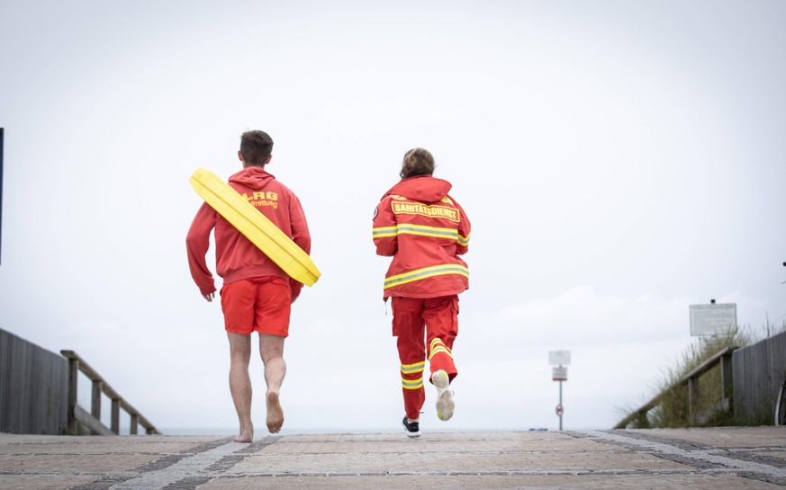 DLRG Rettungsschwimmer und Sanitaeter im Einsatz *** DLRG lifeguard and paramedics in action