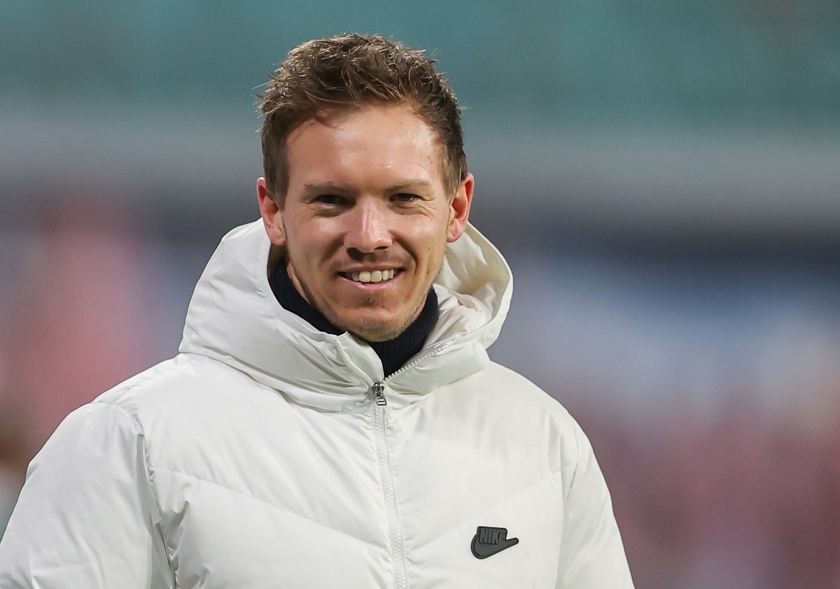 ARCHIV - 30.01.2021, Sachsen, Leipzig: Football: Bundesliga, 19. Spieltag, RB Leipzig - Bayer 04 Leverkusen in der Red Bull Arena. Leipzigs Trainer Julian Nagelsmann l�chelt w�hrend eines Fernsehinter ...