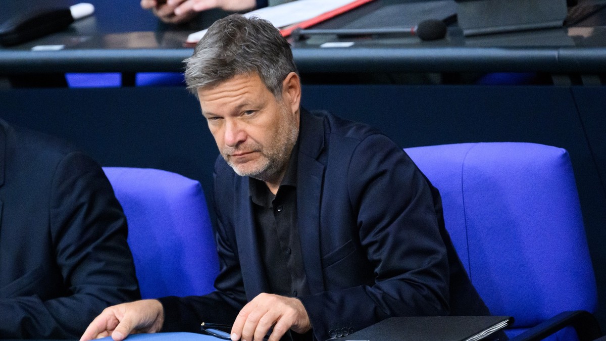 23.06.2023, Berlin: Robert Habeck (Bündnis 90/Die Grünen), Bundesminister für Wirtschaft und Klimaschutz, verfolgt die Debatte über das EU-Mercosur-Abkommen in der Plenarsitzung im Deutschen Bundestag ...