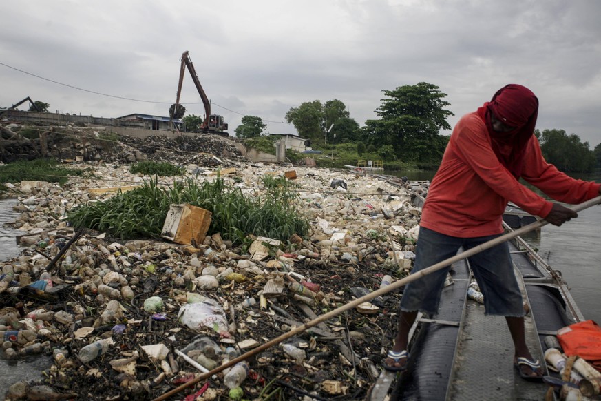 Malaysia: World Environment Day 2020 A worker seen collecting waste by the river bank of Klang river ahead of World Environment Day, outside Kuala Lumpur, Malaysia, 04 June 2020. World Environment Day ...