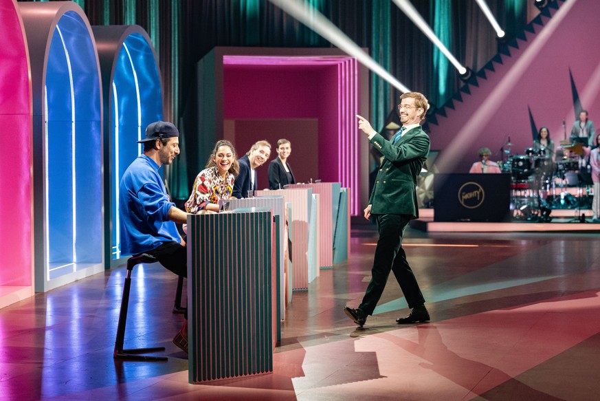 HANDOUT - 29.07.2022, ---: Fahri Yardim (l-r), Nilam Farooq, Olli Schulz und Moderator Joko Winterscheidt in der neuen Staffel der ProSieben-Show