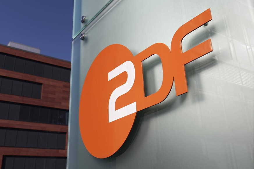 Logo ZDF auf einem Pylon, Zweites Deutsches Fernsehen,