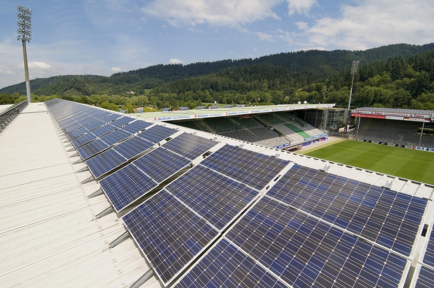Wie das alte Stadion, soll auch das neue Europa-Park-Stadion des SC Freiburg möglichst nachhaltig betrieben werden. Deshalb weihte der Verein jetzt das neue Solardach ein.