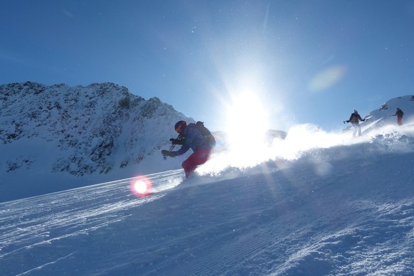 ARCHIV - Zum Themendienst-Bericht von Tom Nebe vom 23. November 2022: Skifahren wird in der kommenden Wintersaison vielerorts teurer - die Liftpreise ziehen teils deutlich an. Foto: Florian Sanktjohan ...