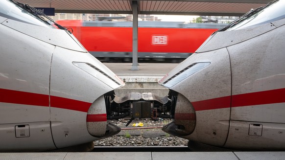 22.06.2023, Bayern, München: Zwei ICE-Züge der Deutschen Bahn sind auf dem Bahnhof zusammengekoppelt. Die Tarifverhandlungen bei der Deutschen Bahn sind gescheitert. Das teilte die Eisenbahn- und Verk ...