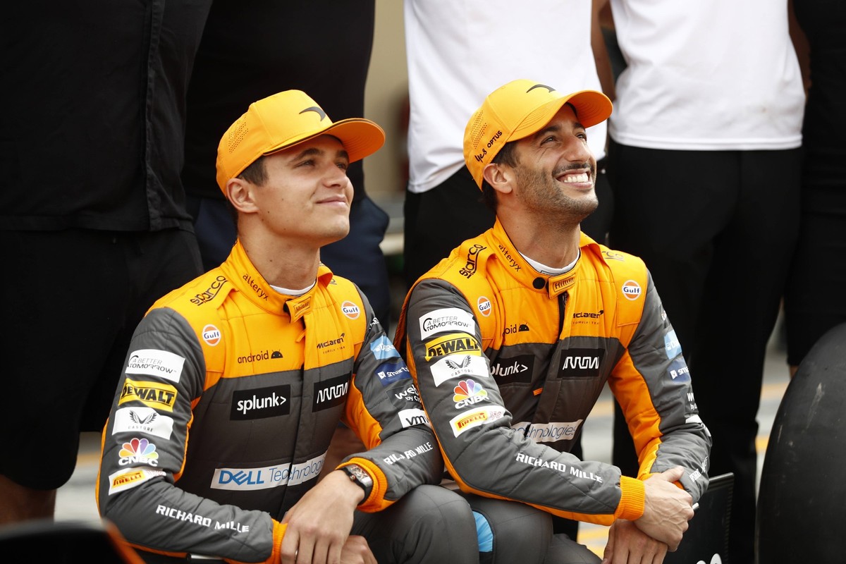Formula 1 2022: Abu Dhabi GP YAS MARINA CIRCUIT, UNITED ARAB EMIRATES - NOVEMBER 20: McLaren team photo, Lando Norris, McLaren Daniel Ricciardo, McLaren during the Abu Dhabi GP at Yas Marina Circuit o ...