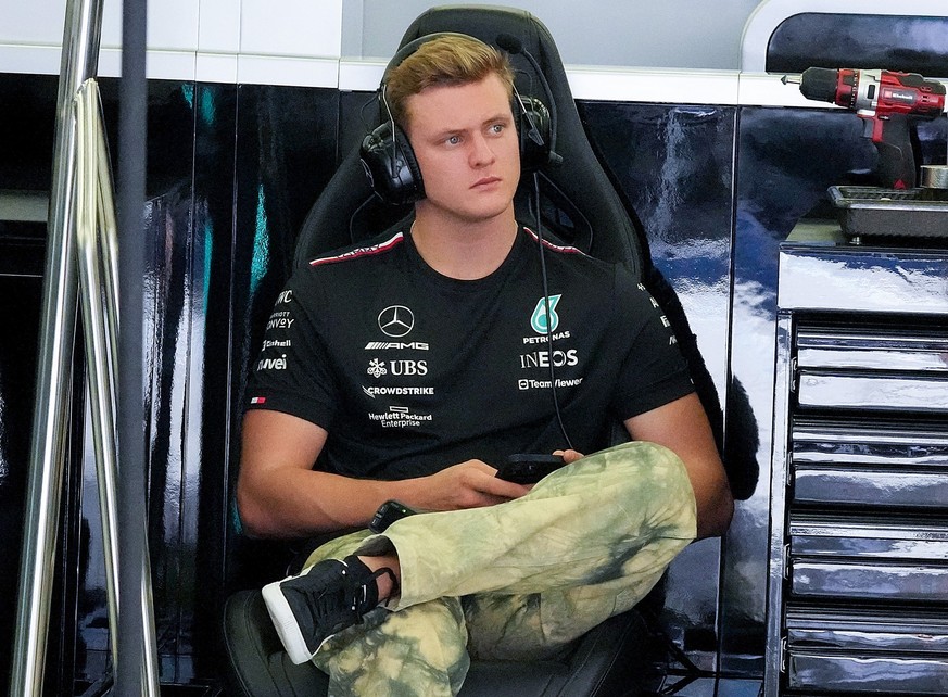 ARCHIV - 23.02.2023, Bahrain, Sakhir: Motorsport: Formel-1-Testfahrten in Bahrain. Testfahrer Mick Schumacher aus Deutschland vom Team Mercedes in der Box. In der kommenden Saison fährt er für Alpine  ...