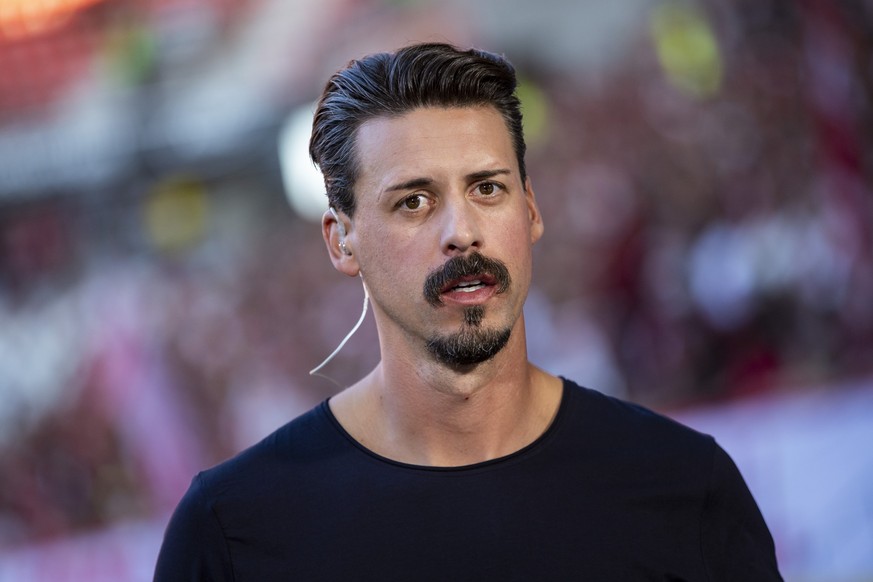 12.08.2022, Baden-Württemberg, Freiburg im Breisgau: Fußball: Bundesliga, SC Freiburg - Borussia Dortmund, 2. Spieltag im Dreisamstadion. Sandro Wagner steht vor dem Spiel im Stadion. (zu dpa: «Wagner ...