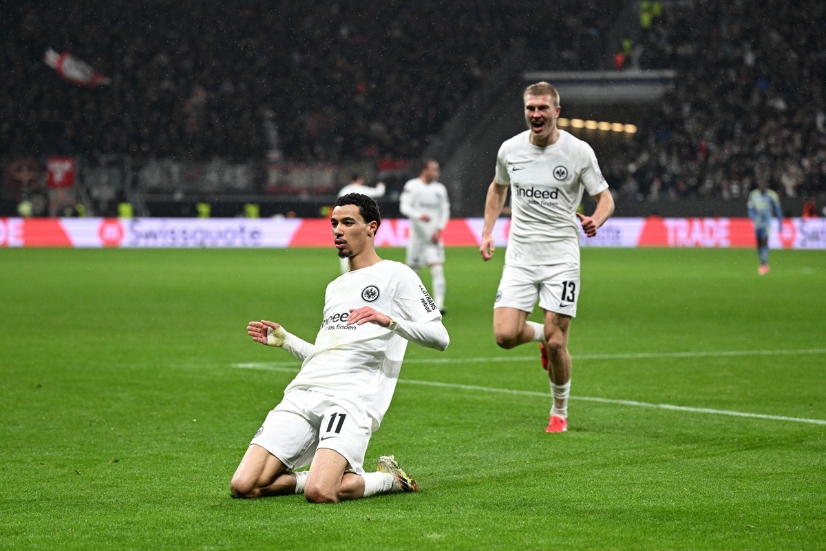 13.03.2025, Hessen, Frankfurt/M.: Fu�ball, Europa League, Eintracht Frankfurt - Ajax Amsterdam, , Achtelfinale, R�ckspiel, Deutsche Bank Park, Frankfurts Hugo Ekitike (l) bejubelt sein Tor zum 3:0 mit ...