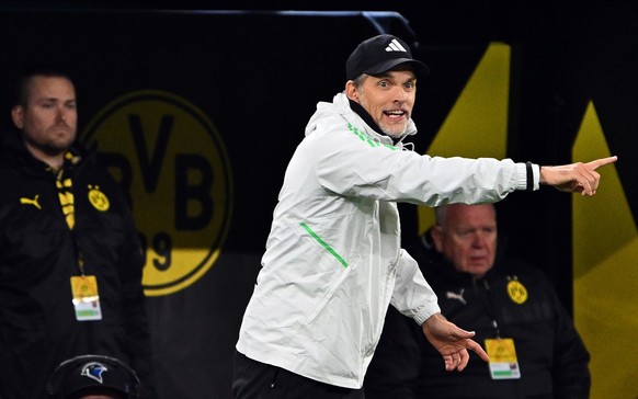 04.11.2023, Nordrhein-Westfalen, Dortmund: Fu�ball: Bundesliga, Borussia Dortmund - Bayern M�nchen, 10. Spieltag, im Signal Iduna Park. M�nchens Trainer Thomas Tuchel reagiert am Spielfeldrand. WICHTI ...