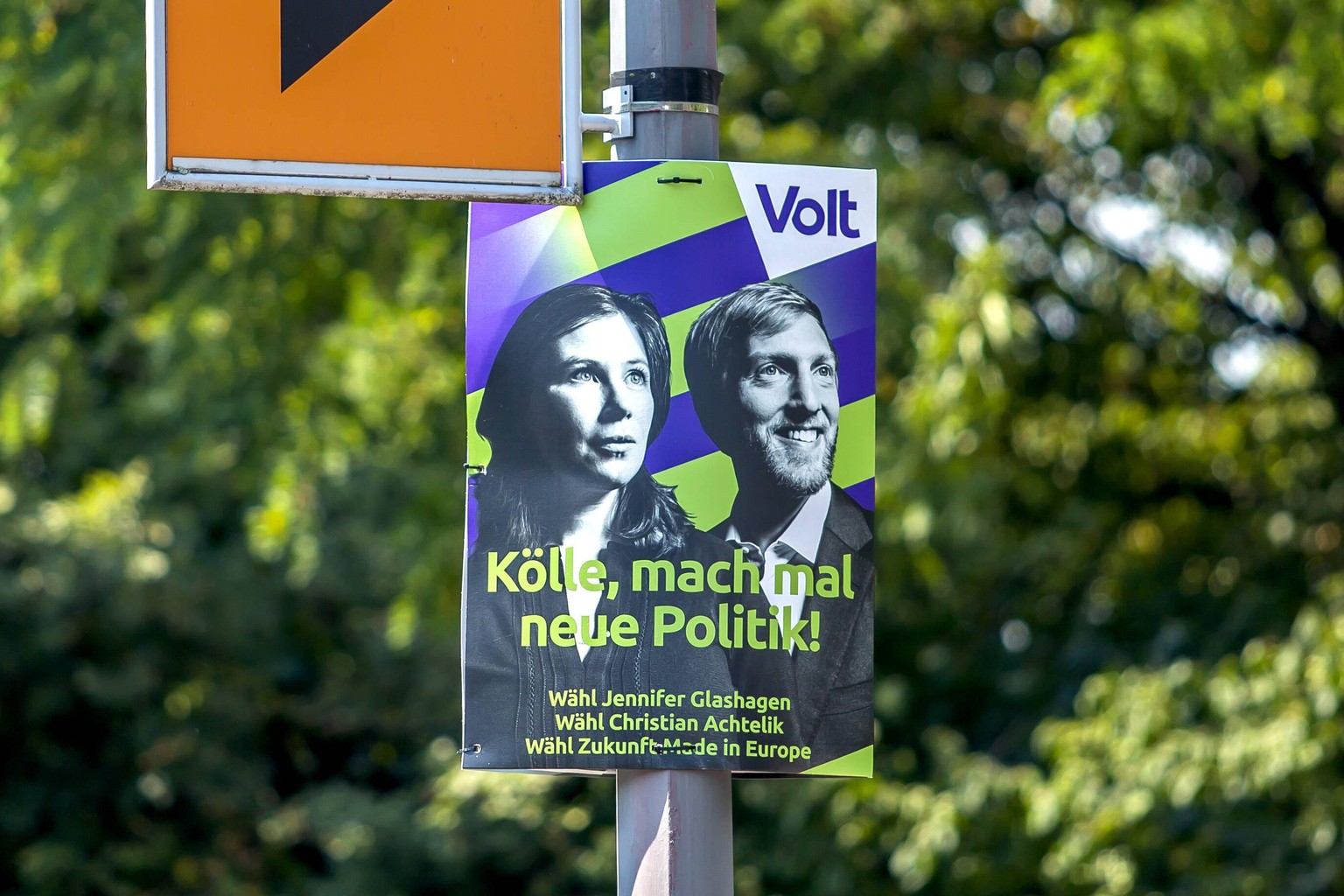 Ein Wahlplakat für die Kommunalwahl 2020 in NRW hängt an einer Straße in Köln. Am 13. September 2020 werden in Nordrhein-Westfalen Oberbürgermeister, Landräte, Stadträte und Kreistage neu gewählt. Vol ...