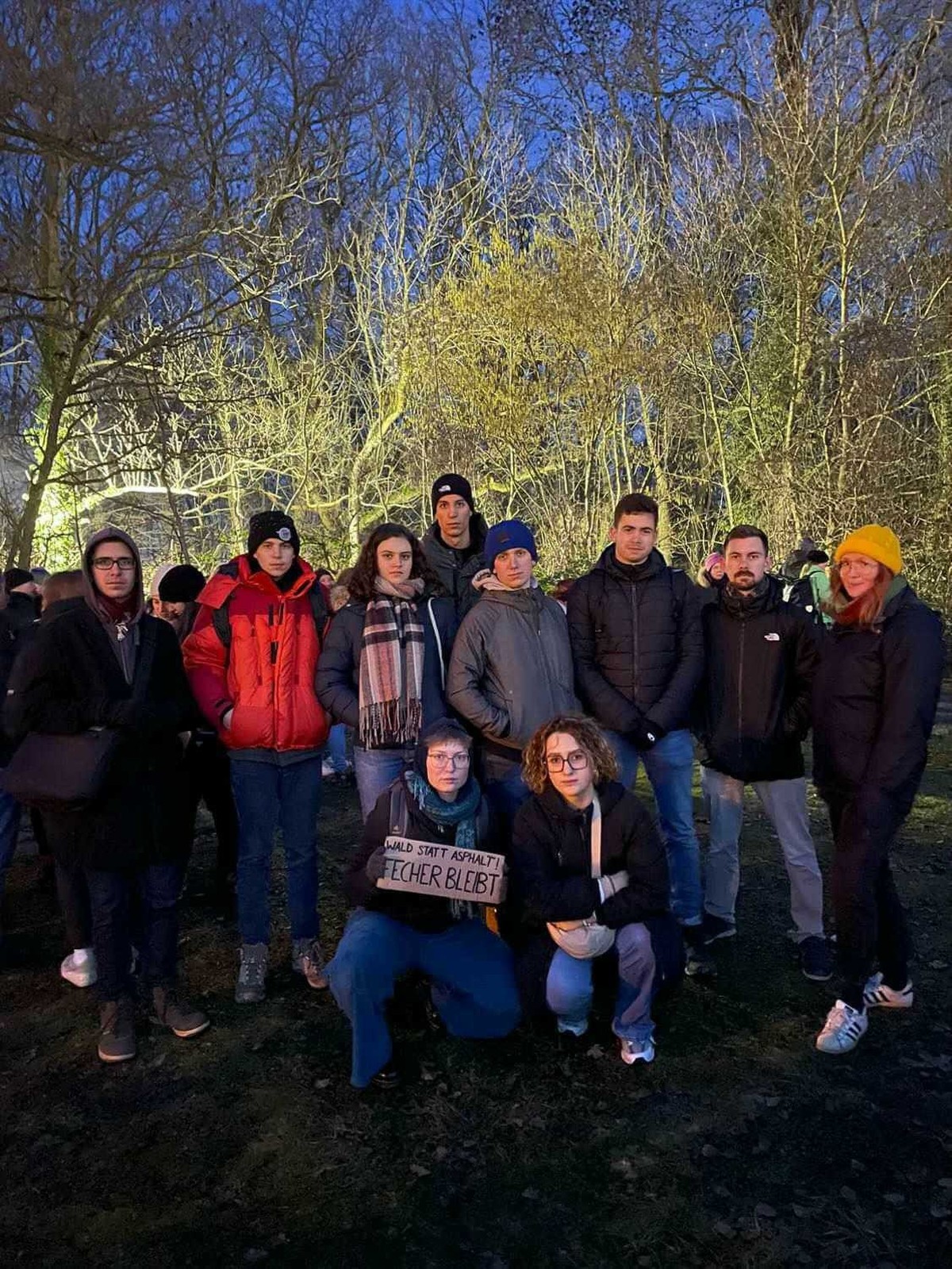 Grüne Jugend Frankfurt auf einer Kundgebung im Fechenheimer Wald bei Frankfurt.