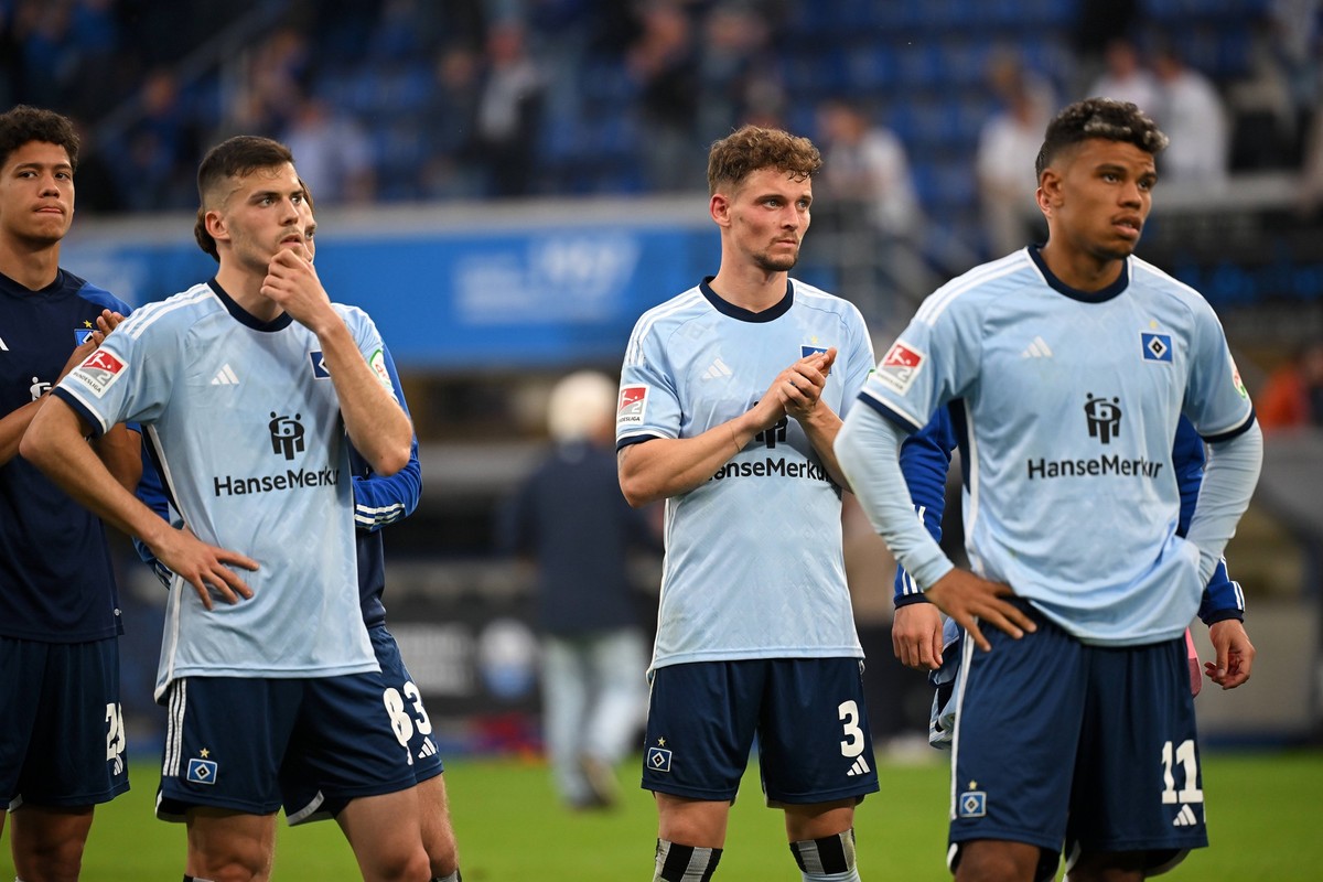 Paderborn, Home Deluxe Arena, 10.05.24, GER, Herren, 2.Bundesliga, Saison 2023-2024, SC Paderborn 07 - Hamburger SV Bild: v.li. Laszlo BENES Hamburg, Moritz HEYER Hamburg und Ransford-Yeboah KOENIGSDO ...