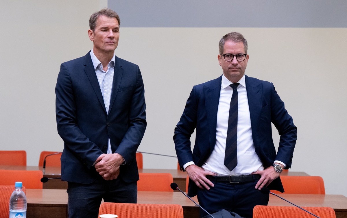 dpatopbilder - 27.09.2024, Bayern, M�nchen: Der ehemalige Fu�ball-Nationaltorwart Jens Lehmann (l) steht vor Beginn des Berufungsprozesses am Landgericht mit seinem Anwalt Florian Ufer im Gerichtssaal ...