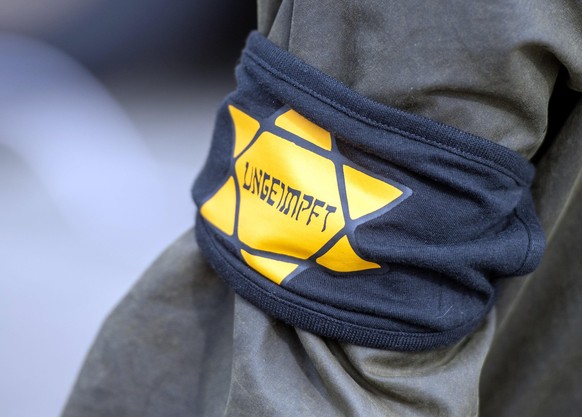 Immer wieder tragen Demonstranten gelbe Sterne mit der Inschrift "ungeimpft" und verharmlosen damit den Holocaust. Das wird nun als Straftat gewertet.