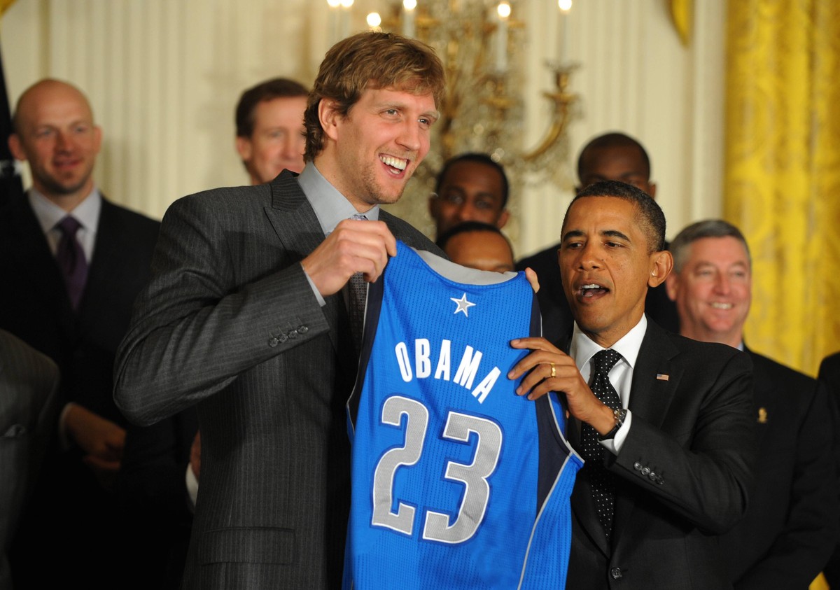 U.S. President Barack Obama receives a Dallas Mavericks jersey from Mavericks Dirk Nowitzki, of Germany, during a ceremony honoring the 2011 NBA Basketball Herren USA Champions in the East Room of the ...