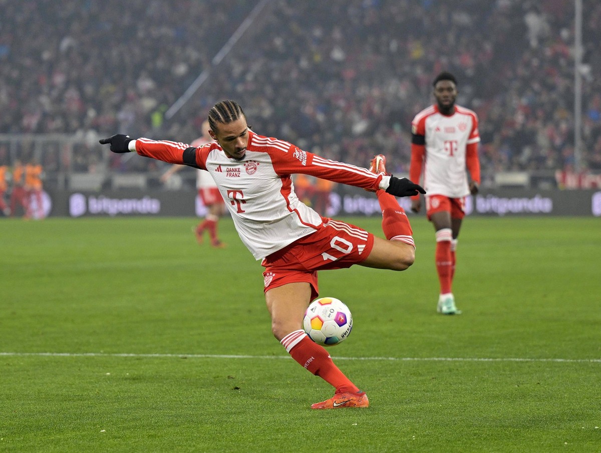 12.01.2024, Fussball 1. Bundesliga 2023/2024, 17.Spieltag, FC Bayern M�nchen - TSG Hoffenheim, in der Allianz-Arena M�nchen. Leroy Sane Bayern M�nchen zieht ab. ***DFL and DFB regulations prohibit any ...