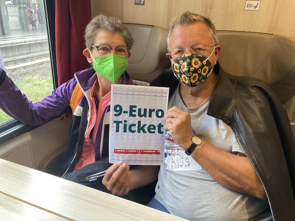 Auch Erika und Klaus setzten sich am Montag für die Fortführung des 9-Euro-Tickets ein.
