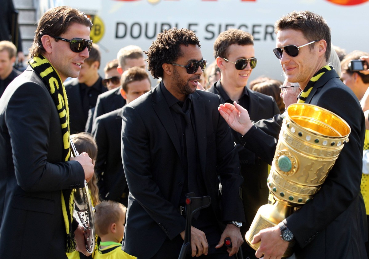 Der Tag danach... Weidenfeller (links) und Owomoyela (Mitte) in Sonnenbrille.