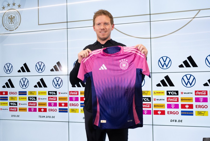 14.03.2024, Hessen, Frankfurt/Main: Bundestrainer Julian Nagelsmann präsentiert auf einer Pressekonferenz das neue offizielle EM-Trikot des DFB-Teams. Nagelsmann stellte den Kader für die Testländersp ...