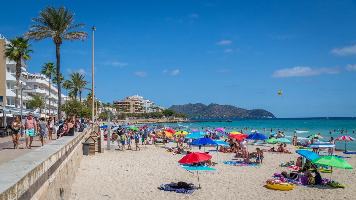 Belebter Strand Playa de Sant Llorenc und Strandpromenade, Cala Millor, Mallorca, Spanien, Europa *** Busy Beach Playa de Sant Llorenc and boardwalk, Cala Millor, majorca, Spain, Europe Copyright: ima ...