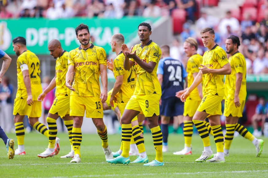 12.08.2023, Fussball, Saison 2023/2024, DFB-Pokal, 1. Runde, TSV Schott Mainz - Borussia Dortmund, Die Spieler des BVB bejubeln das Tor zum 1:3 durch Sebastien Haller Borussia Dortmund, Mainz Mewa Are ...