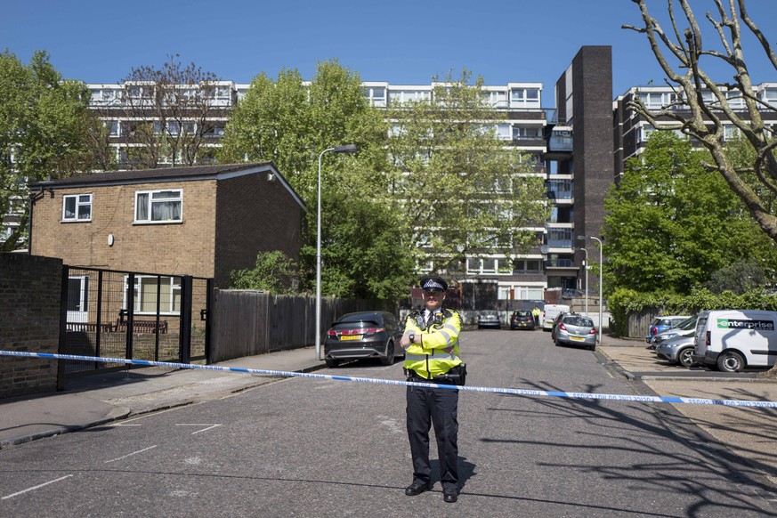 May 6, 2018 - London, London, UK - London, UK. Police officers investigate at the scene where a 17-year-old boy has died after being shot on Cooks Road in Kennington, south London. London UK PUBLICATI ...