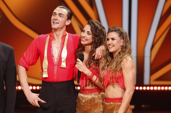 Timon Krause mit Ekaterina Leonova und Mariia Maksina in der zehnten Live-Show der 16. Staffel der RTL-Tanzshow Let s Dance im MMC Coloneum. Köln, 05.05.2023 *** Timon Krause with Ekaterina Leonova an ...