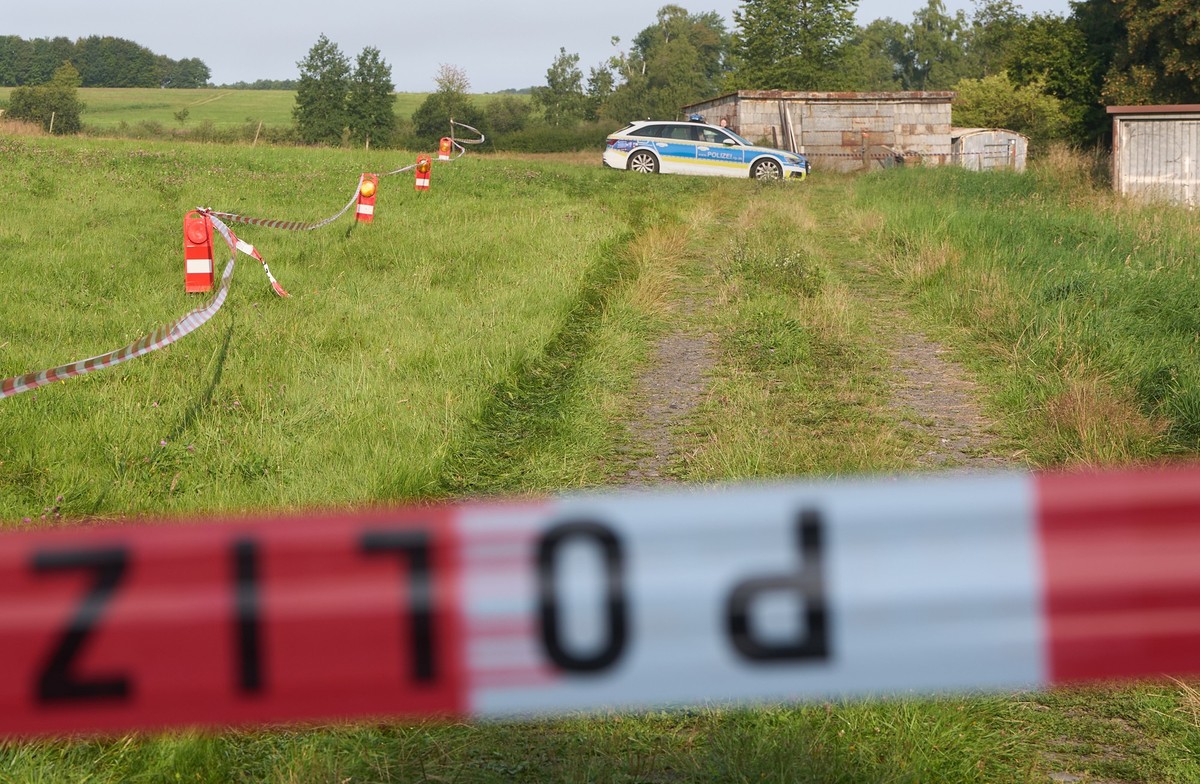 06.08.2025, Rheinland-Pfalz, Weitefeld: Die Polizei hat ein Gebiet nach dem Fund einer Leiche abgesperrt. In der Nähe von Weitefeld im Westerwald ist eine Leiche gefunden worden. Mit Hinblick auf mögl ...