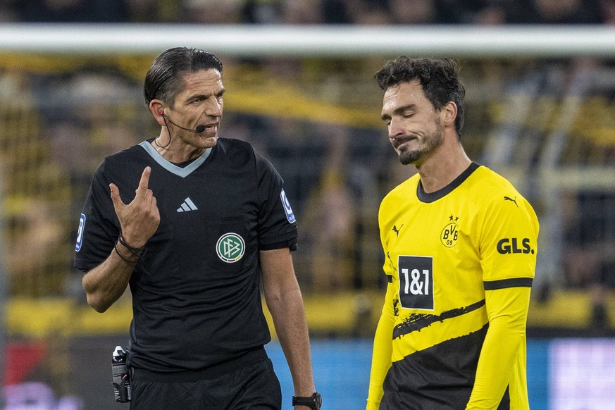 Fußball: 1. Bundesliga, 10. Spieltag: Borussia Dortmund - FC Bayern München am 04.11.2023 im Signal-Iduna-Park: Schiedsrichter Deniz Aytekin l. spricht mit Dortmunds Mats Hummels. WICHTIGER HINWEIS: G ...