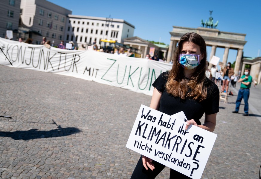 02.06.2020, Berlin: Luisa Neubauer von Fridays for Future nimmt an einer Demonstration ihrer Organisation vor dem Brandenburger Tor teil, w