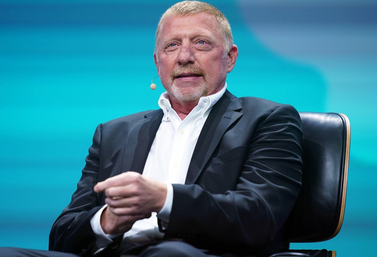 ARCHIV - 10.05.2023, Hamburg: Boris Becker, ehemaliger Tennis-Spieler, sitzt auf der Bühne der Digital-Messe OMR in den Messehallen. Der sechsmalige Grand-Slam-Turniersieger Boris Becker ist trotz des ...